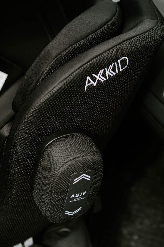 Axkid Movekid Car Seat in Tar with Free Accessory Toddler Car Seats