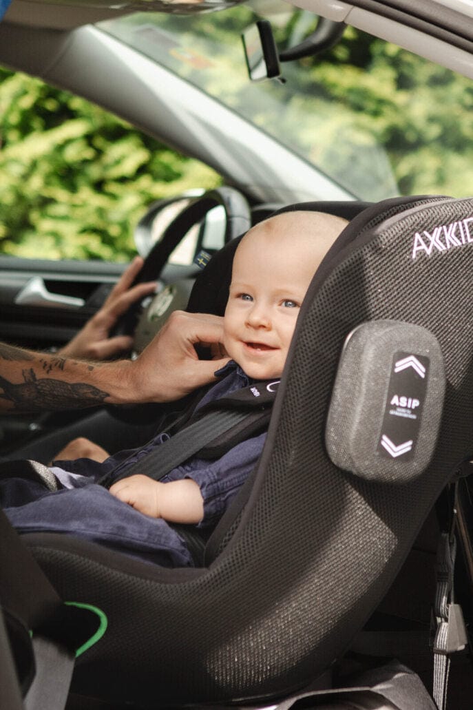 Axkid Movekid Car Seat in Tar with Free Accessory Toddler Car Seats